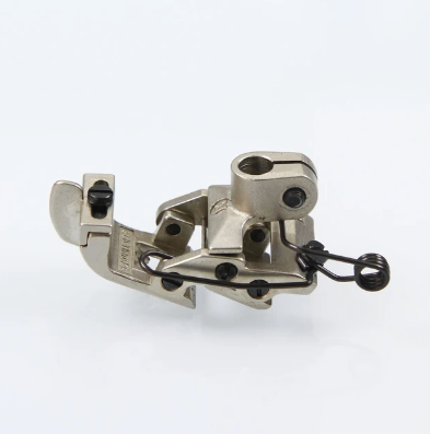 HINGED COMPENSATION PRESSER FOOT